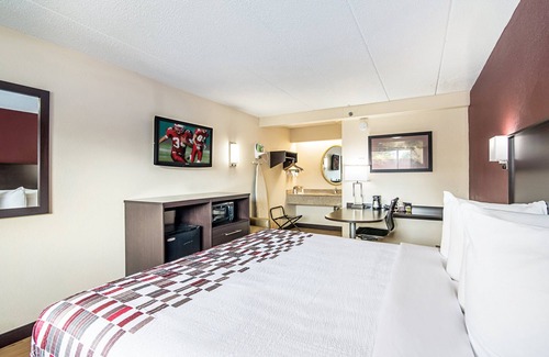 Coliseum Central Hotel | Red Roof Inn Hampton Coliseum & Convention Center