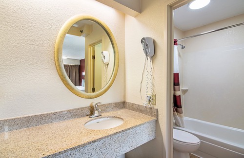 Coliseum Central Hotel | Red Roof Inn Hampton Coliseum & Convention Center