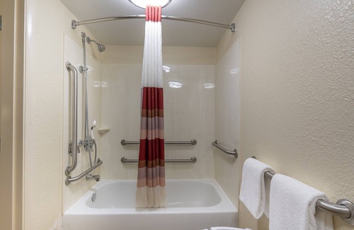 Coliseum Central Hotel | Red Roof Inn Hampton Coliseum & Convention Center