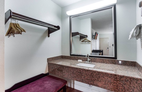 Monteagle Hotel | Red Roof Inn Monteagle - I-24
