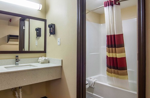 Lemoyne Hotel | Red Roof Inn Perrysburg