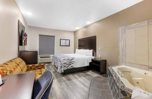 Clinton Hotel | Red Roof Inn & Suites Clinton, MS