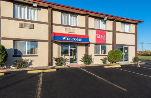 Wapakoneta Hotel | Red Roof Inn & Suites Wapakoneta