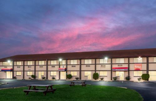 Wapakoneta Hotel | Red Roof Inn & Suites Wapakoneta