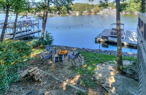 New London House | Red Sky Lake House - Tranquility at the lake!