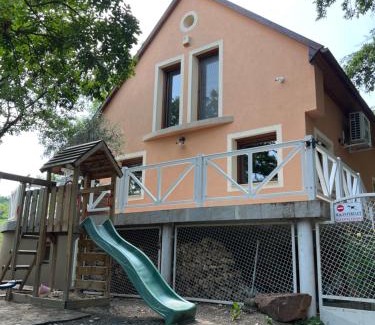 Palkove Apartment | Red Stone Apartman Kővágóörs-Pálköve egész évben - 200m a Balaton parttól kilátással
