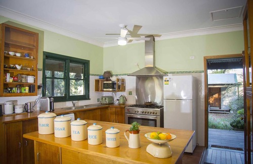 Broke House | Red Tractor Retreat - Country-style 3 bdrm cottage plus 2 studio rooms with pool and breakfast basket