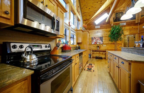 Broken Bow Cabin | Red Wing Lodge is a remarkably spacious 4 bedroom, 3 1/2-bathroom cabin located just minutes from Broken Bow Lake