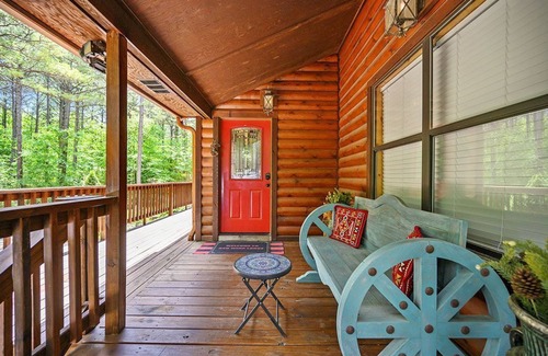 Broken Bow Cabin | Red Wing Lodge is a remarkably spacious 4 bedroom, 3 1/2-bathroom cabin located just minutes from Broken Bow Lake