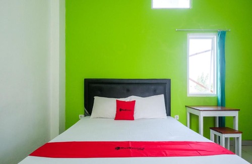 Grogol House | RedDoorz near Pakuwon Mall Solo Baru