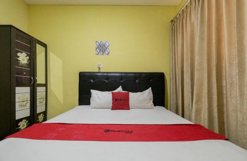 Darmo House | RedDoorz near Surabaya Town Square