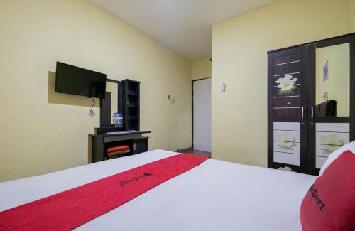Darmo House | RedDoorz near Surabaya Town Square