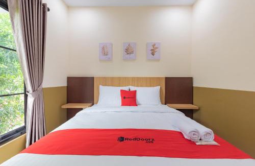 West Cirebon Hotel | RedDoorz Plus @ La Asiana Guest House