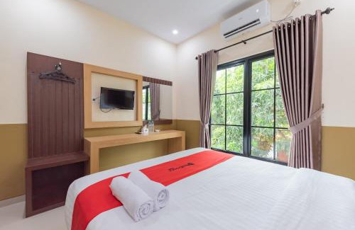 West Cirebon Hotel | RedDoorz Plus @ La Asiana Guest House