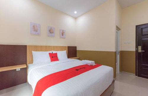 West Cirebon Hotel | RedDoorz Plus @ La Asiana Guest House