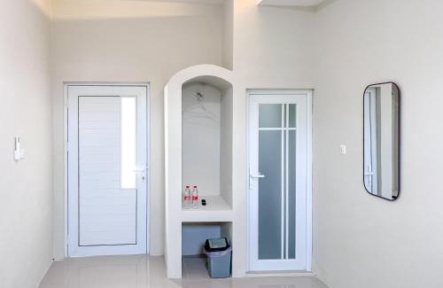 Nganjuk Hotel | RedDoorz Syariah near Alun-Alun Tanjunganom Nganjuk