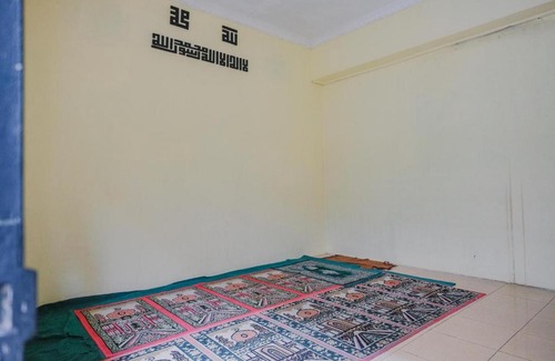 Gunung Sugih Hotel | RedDoorz Syariah near Kebun Raya Liwa