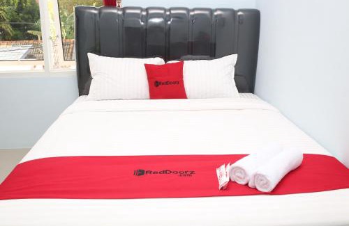 Madiun Hotel | RedDoorz Syariah near Suncity Mall Madiun