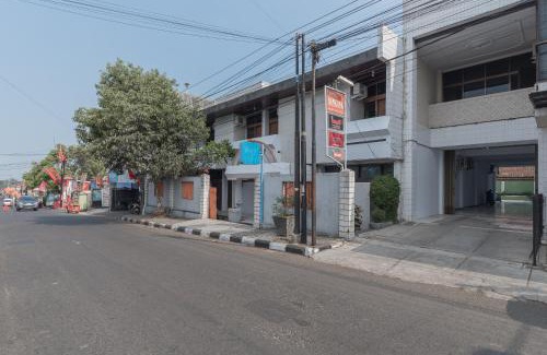 Kuningan Hotel | RedDoorz Syariah near Taman Kota Kuningan
