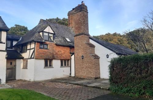 Pulborough House | Redlands Farmhouse built 17th century self checkin