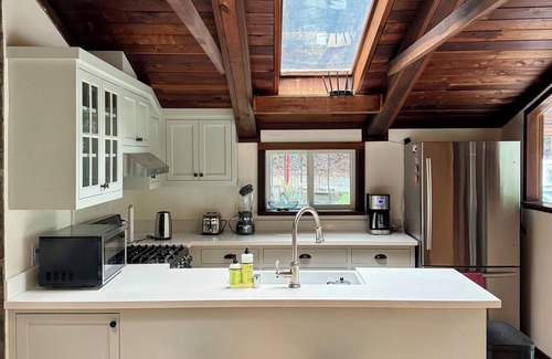 Summerhome Park Cabin | Redwood Cabin - with Wine Tasting and Hot Tub