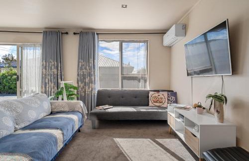 Blenheim House | Redwoodtown Rest - Blenheim Holiday Home