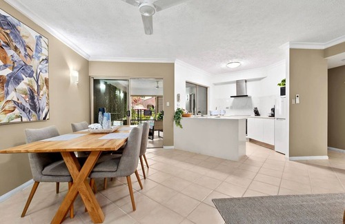 Edge Hill Apartment | Reef Apartment Cairns - 4 Pools Resort BBQ