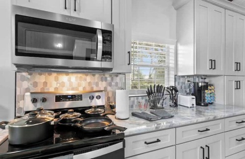 Northside House | Reef Break Getaway, Long-Term, King Bd, Laundry