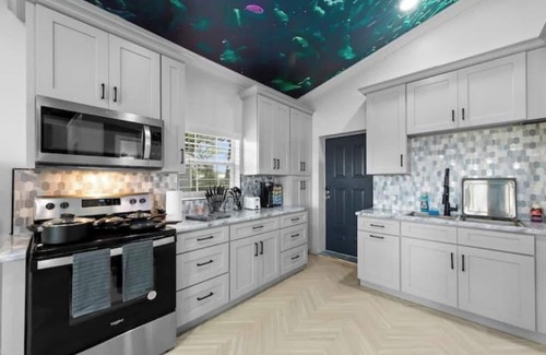 Northside House | Reef Break Getaway, Long-Term, King Bd, Laundry
