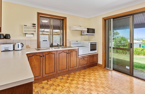 Port Noarlunga House | Reef & Vines ~ Port Noarlunga - Cosy Cottage Close to the Surf