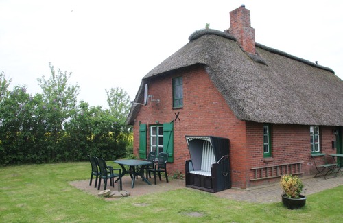Hillgroven House | Reetdachhaus ancient and modern well combined Pets Allowed, large garden