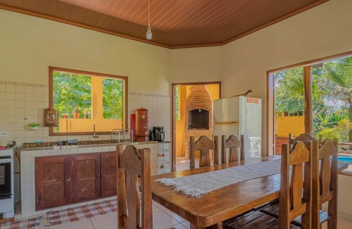 Mambucaba House | Refúgio com piscina, área verde e Churrasqueira