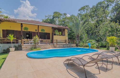 Mambucaba House | Refúgio com piscina, área verde e Churrasqueira