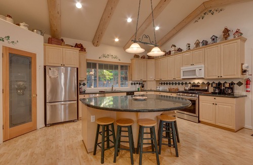 Chamberlands House | Ref-Nest: 6 BR, 3 BA House in Tahoma, Sleeps 16