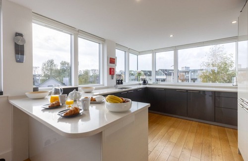 Malmesbury Villa | Reflections - HM77 - HOT TUB - Lakeside Spa