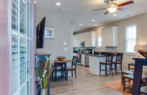 Northeast Virginia Beach House | Refreshed Pet-Friendly 2 BR Townhouse Walking Distance to the Beach and Boardwalk (406B)