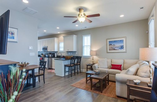 Northeast Virginia Beach House | Refreshed Pet-Friendly 2 BR Townhouse Walking Distance to the Beach and Boardwalk (406B)
