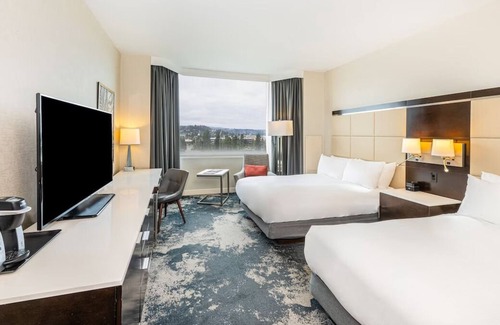 Redwood Shores Hotel | Refreshing Getaway Trip! 3 Convenient Units, Pet-friendly Property w/Pool