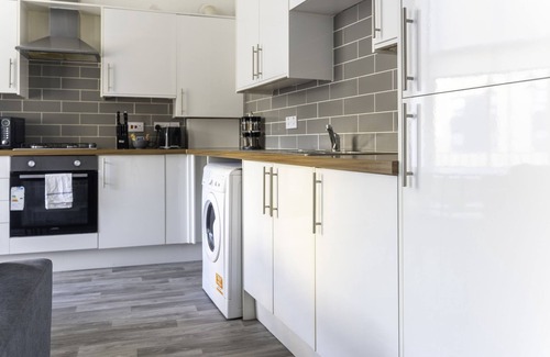 Airdrie Apartment | Refreshing Modern Apartment in Airdrie