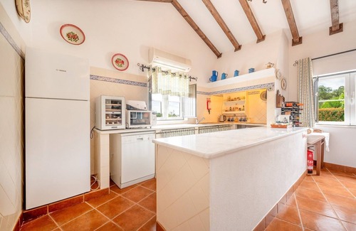 Ponte de Sor Apartment | Refreshing poolside escape in Ponte de Sor