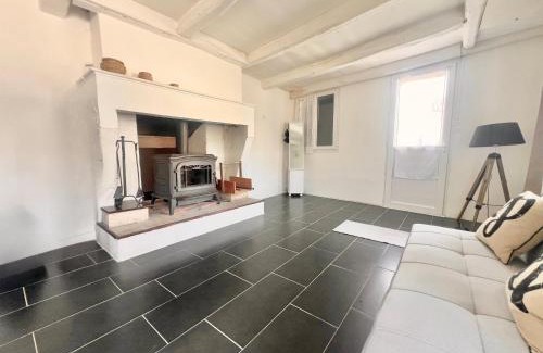 Saint-Coutant-le-Grand House | REFUGE CHAMPETRE - Moderne & Confort - Jardin Terrasse Barbecue - Parking et Wifi Gratuit - ESPACE ET DETENTE - Parfaitement équipé - Idéal FAMILLE