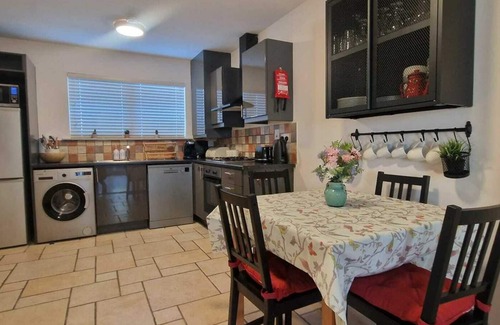 Woodlands House | Refurbed, Modern & Stylish 3BD w/Garden/Pets OK