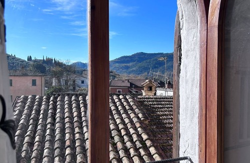 Precetto House | Relais Marmore with Jacuzzi for 2, wood stove in room and pets allowed