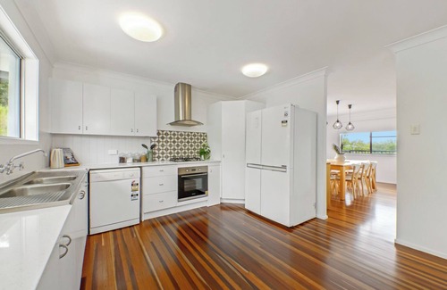 Taranganba House | RELAX @ 48 - CLOSE TO BEACH (sleeps 7)