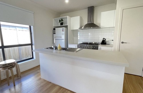 Melton South House | Relax 5 BRMS Rental house Netflix Parking Wifi near Melton