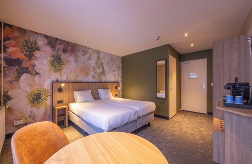 Heelsum House | Relax and Play: Indoor Pool, Cycling Nearby, Game Room & Free Parking