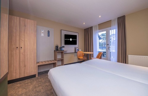 Heelsum House | Relax and Play: Indoor Pool, Cycling Nearby, Game Room & Free Parking