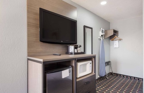 Salem Resort | Relax and Recharge in Knights Inn & Suites Salem! Free Breakfast & Parking