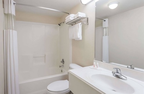 Austin Ave. Hotel | Relax and Recharge in Knights Inn Franklin Ave Waco! Pet-friendly, Free Parking