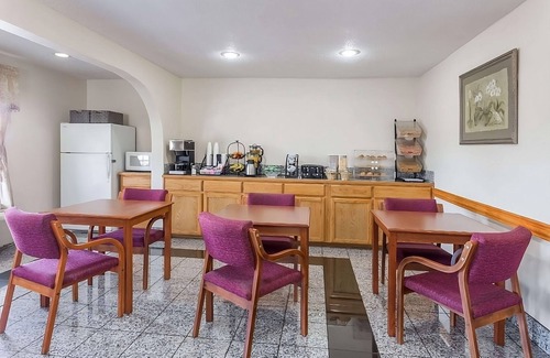 Austin Ave. Hotel | Relax and Recharge in Knights Inn Franklin Ave Waco! Pet-friendly, Free Parking